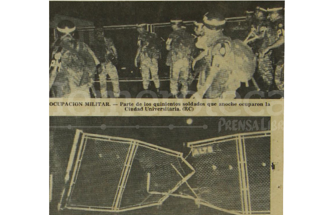 La puerta principal del Campus de la USAC fue destruida para que entraran los convoyes del Ejército el 3 de septiembre de 1985. (Foto: Hemeroteca PL)