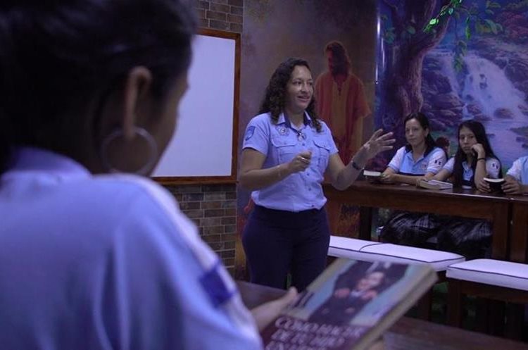 Norma Yeé imparte clases utilizando tecnología en el Colegio Centroamericano de Retalhuleu. (Foto Prensa Libre: Juan Carlos Rivera)