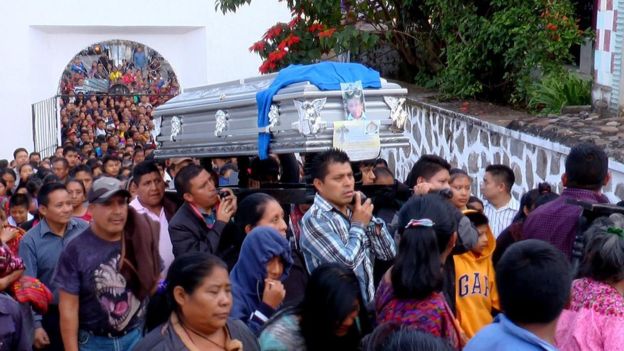 Un grupo de hombres carga el ataúd con el cuerpo del niño Absalón, en la entrada al cementerio municipal de Chichicastenango. El entierro tuvo lugar el 20 de octubre de 2017 y fue multitudinario. (Foto Cortesía Canal 4 Chichi).