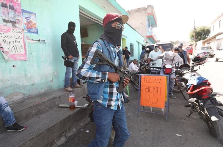  Hombres armados con fusiles de asalto vigilan las calles de Bárcenas, Villa Nueva. (Foto Prensa Libre: Érick Ávila) 