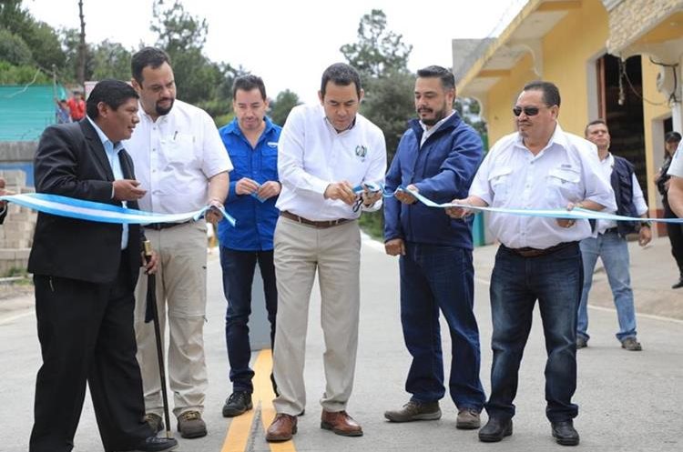 El presidente Jimmy Morales, junto al diputado oficialista Javier Hernández, inauguran un tramo carretero en San Marcos. (Foto Prensa Libre: Hemeroteca PL)