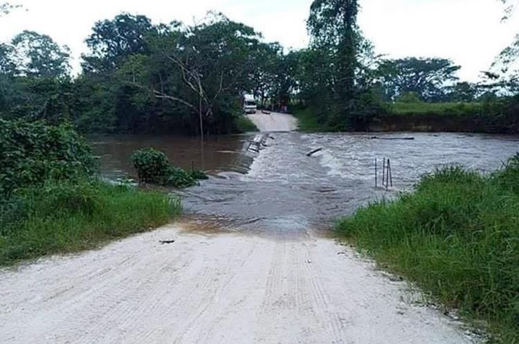El paso quedó interrumpido el domingo en la ruta de terracería hacia Melchor de Mencos, en el puente sobre el río Mopán, Dolores, Petén. (Foto Prensa Libre: Dony Stewart)