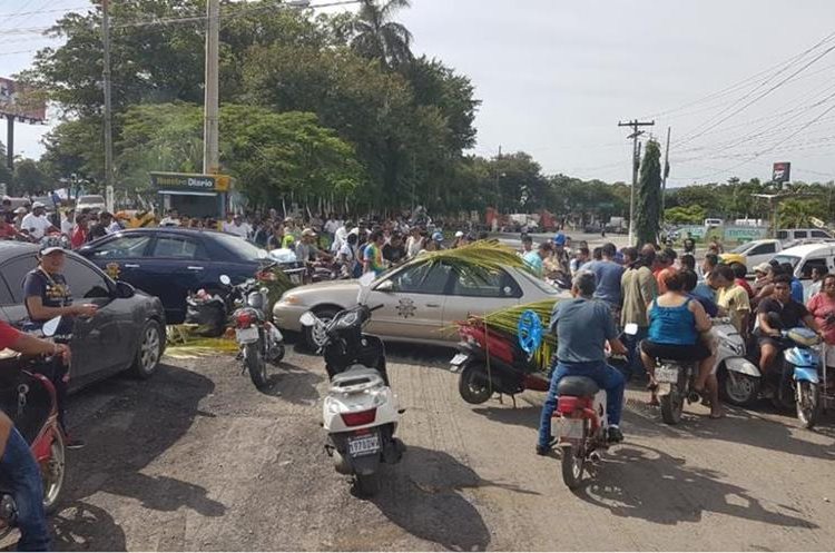 Taxistas bloquean el ingreso a Puerto Barrios, Izabal, por su inconformidad ante la falta de reparación y ampliación de carreteras. (Foto Prensa Libre: Dony Stewart)