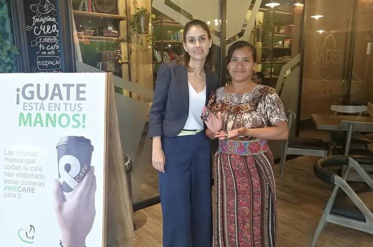 Crista Foncea, directora de Fundación Coffe Care, ente que lanzó el proyecto Guate está en tus manos, y Keny Gómez, productora de café y emprendedora de Huehuetenango muestran las pulseras de We Care. (Foto, Prensa Libre: Rosa María Bolaños).