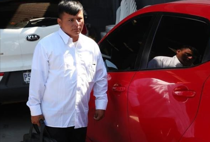Pedro Perebal cuando sale del taller donde trabaja como guardia. Imagen de abril último. (Foto Prensa Libre: Hemeroteca PL).