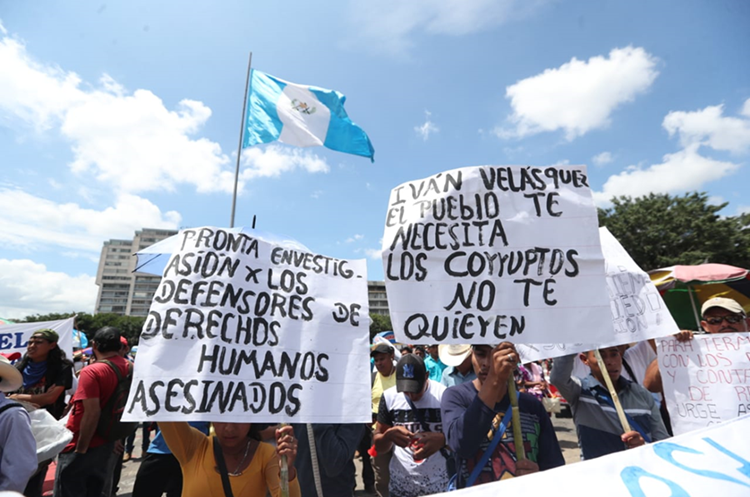 Los manifestantes protestaron en contra de Jimmy Morales y a favor del titular de la Cicig, Iván Velásquez. (Foto Prensa Libre: Érick Ávila)
