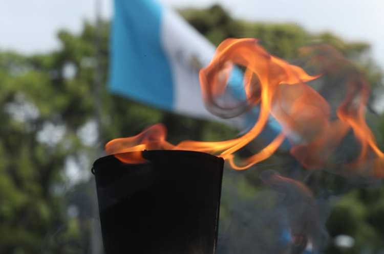 El fuego que simboliza la libertad también recorre el país. (Foto Prensa Libre: Esbin García).