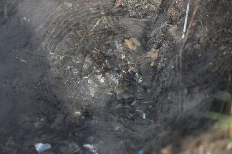 Varios nacimientos de agua hirviendo se observan en la playa de la colonia El Salitre. (Prensa Libre: Erick Ávila)