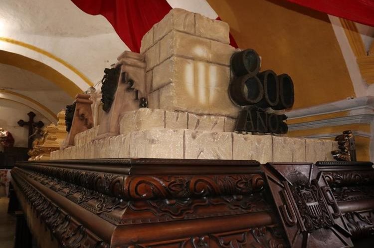 La Hermandad de La Merced trabaja en la elaboración del adorno procesional de este domingo, 23 de septiembre. (Foto Prensa Libre: Julio Sicán)