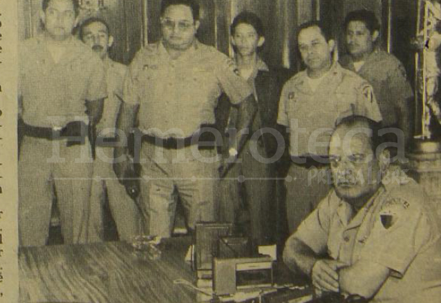 Mejía Víctores -sentado- acompañado de oficiales del Estado Mayor brindó una conferencia de prensa el día 4 de septiembre de 1985 justificando la ocupación militar de la USAC. (Foto: Hemeroteca PL)