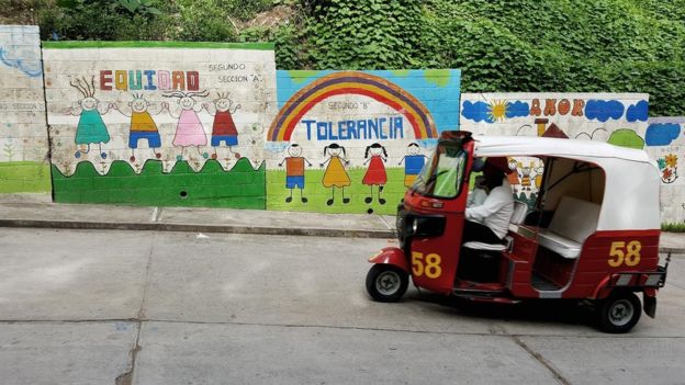 Debajo de esos murales infantiles que apelan a la equidad, a la tolerancia y al amor había placazos de la 18. Una escuela cercana organizó una jornada de civismo y repintó el muro sin temor alguno, algo poco probable en ciudades en las que el fenómeno de las maras está mucho más desarrollado. Foto Roberto Valencia (El Faro).