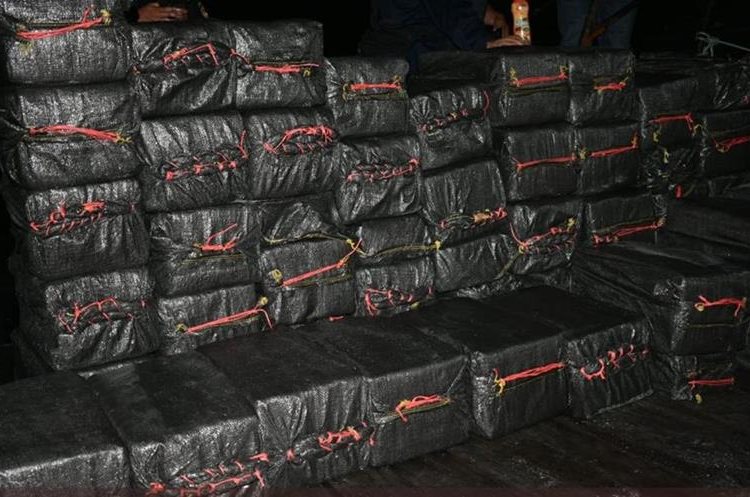 Estos son los paquetes hallados y que podrían tener algún tipo de ilícito. (Foto Prensa Libre: Ejército de Guatemala)