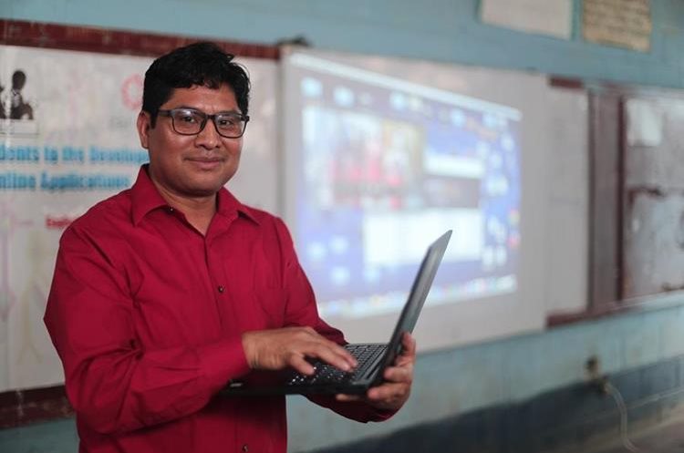 Martín Castro fue premiado en Singapur por Microsoft gracias a su iniciativa "Conectando estudiantes en el área rural al mundo desarrollado por medio de las aplicaciones". (Foto Prensa Libre: Juan Carlos Rivera)