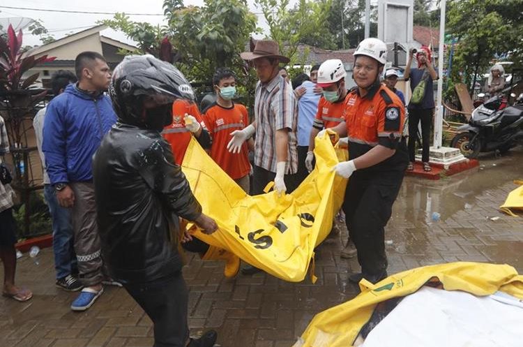 MÃ¡s de 200 muertos se contabilizan por el tsunami. (Foto Prensa Libre: EFE)
