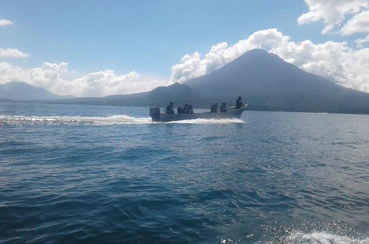 Las tareas de búsqueda en el Lago de Atitlán fueron suspendidas este viernes. (Foto Prensa Libre: Cortesía Ejército de Guatemala)