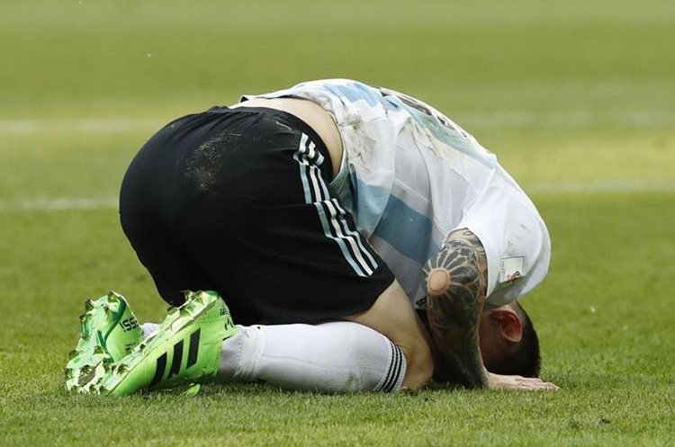 Messi no puede creer que él y su selección hayan quedado fuera de Rusia 2018 tan rápidamente; en 2014 llegaron a la final. (Foto Prensa Libre: EFE)