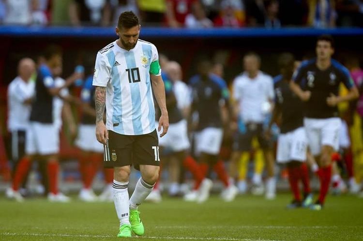 Lionel Messi se despide, triste, de otro Mundial. (Foto Prensa Libre: AFP)