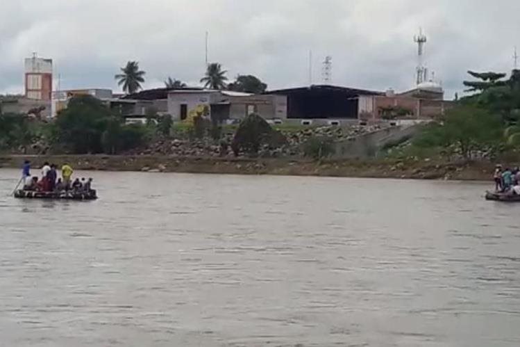 Algunos hondureños cruzan en balsa el río Suchiate para pasar a lado mexicano. (Foto Prensa Libre: Whitmer Barrera)
