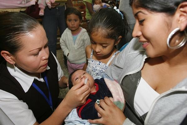 El esquema de vacunaciÃ³n comienza a los seis meses de edad y debe estar completo para evitar el contagio de varias enfermedades. (Foto Prensa Libre: Hemeroteca PL)