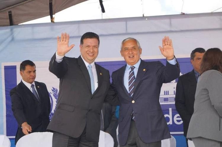 El exalcalde Jorge Barrientos junto a Otto Pérez Molina, expresidente, durante las celebraciones de independencia en el 2014. (Foto Prensa Libre: Municipalidad de Xela)