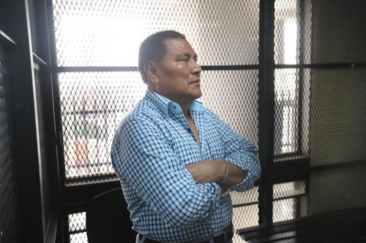 El militar retirado Santos López Alonzo escuchó el relato del sobrevivente de la masacre Dos Erres. (Foto Prensa Libre: Erick Avila)