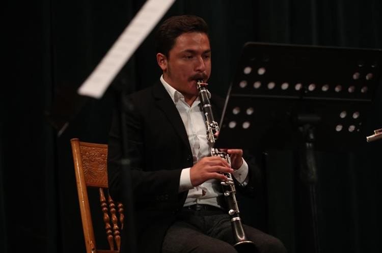 Paolo Villagrán, clarinete. (Foto Prensa Libre: Mynor Toc)