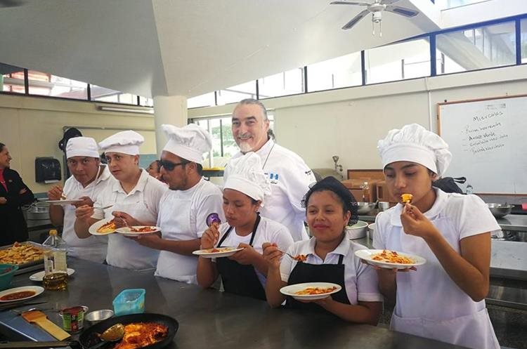 El chef Shaul Ben Aderet con jÃ³venes de la Academia TÃ©cnica Talento Sin LÃ­mites Ruth Nicolle de Powell (Foto Prensa Libre: Ingrid Reyes).
