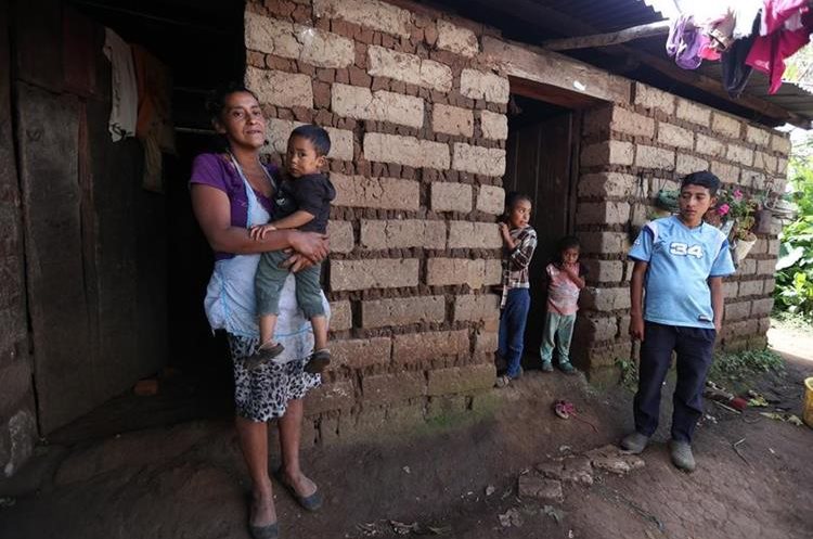 La familia de María Antonieta Jerónimo vive en pobreza. (Foto Prensa Libre: Esbin García)