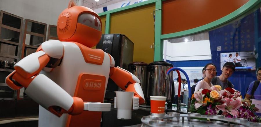   A robot prepares drinks during an exhibition organized at the World Robotics Congress. Free: AFP) 