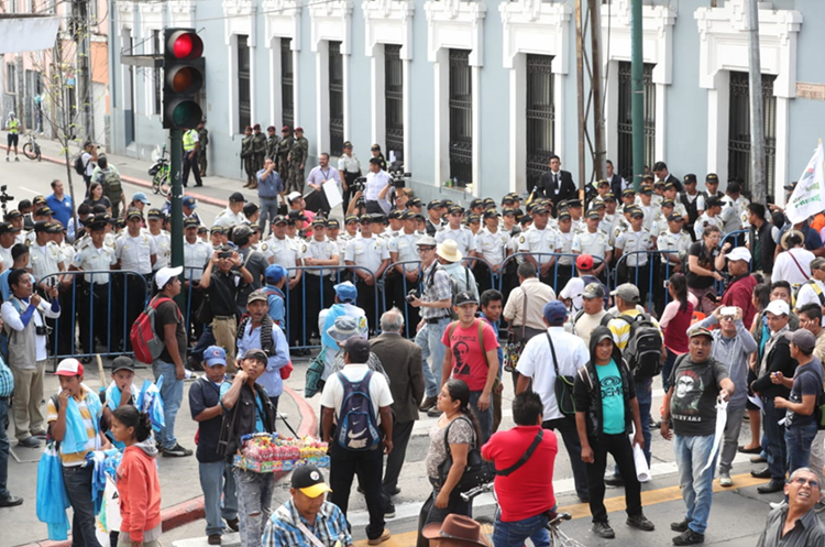 Policías resguardan la esquina de la 7a. avenida y 9a. calle, zona 1, en donde impidieron el paso de manifestantes. (Foto Prensa Libre: Érick Ávila)