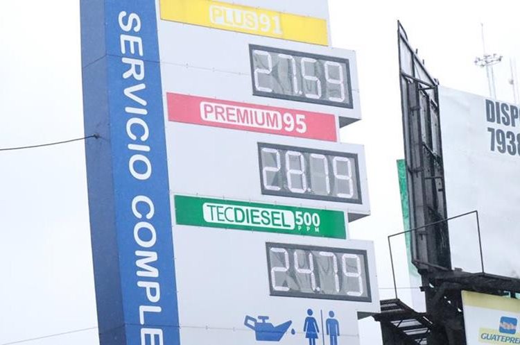 En Suchitepéquez los precios se mantienen con variaciones alcistas, aunque hay una férrea competencia en los expendios. (Foto Prensa Libre: Cristian Icó Soto).