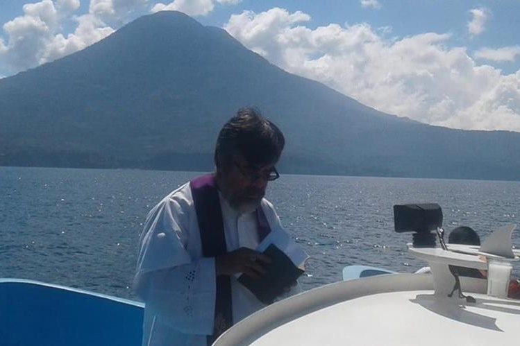 Un sacerdote oficia una misa en memoria de los cinco desaparecidos en el Lago de Atitlán, Sololá. (Foto Prensa Libre: Cortesía Ejército de Guatemala)