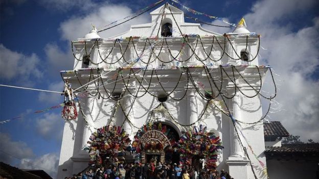 La iglesia de Santo Tomás es uno de los puntos emblemáticos de Chichicastenango. AFP