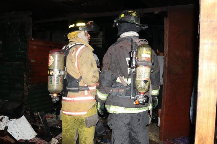 Socorristas observan el lugar del siniestro. (Foto: Bomberos Voluntarios)