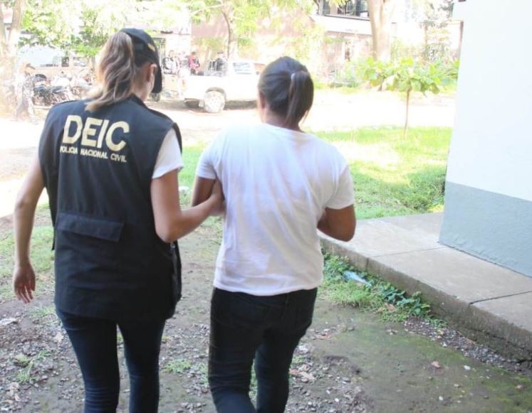 La Policía Nacional Civil captura a varios sospechosos de delitos vinculados a la trata de personas, en los operativos efectuados en Mazatenango, Suchitepéquez. (Foto Prensa Libre: cortesía PNC)