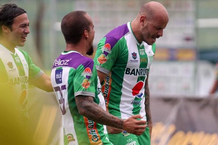 Anllel Porras celebra despuÃ©s de anotar el que serÃ­a el Ãºnico gol del partido. (Foto Prensa Libre: Carlos Vicente)