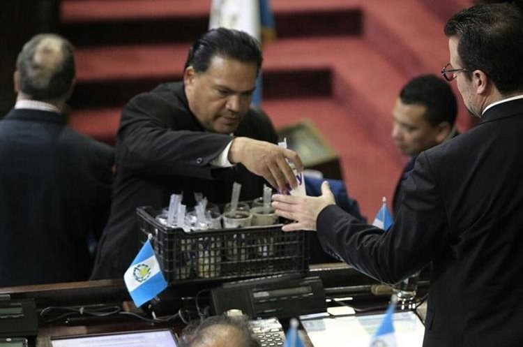 Los diputados utilizan los recursos de caja chica para alimentación, entre otros rubros. (Foto Prensa Libre: Hemeroteca PL)
