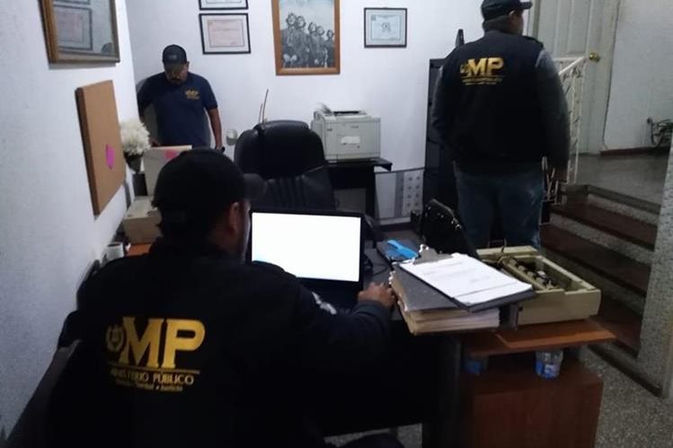 Agentes fiscales buscan información relacionada con casos de adopción irregular. (Foto Prensa Libre: MP)