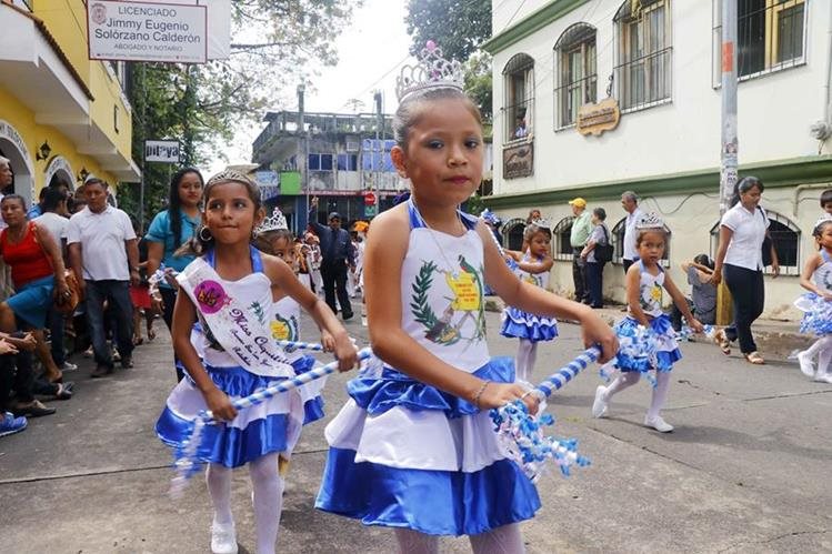Desfiles engalanan la cabecera de Retalhuleu. (Foto Prensa Libre: Rolando Miranda). 