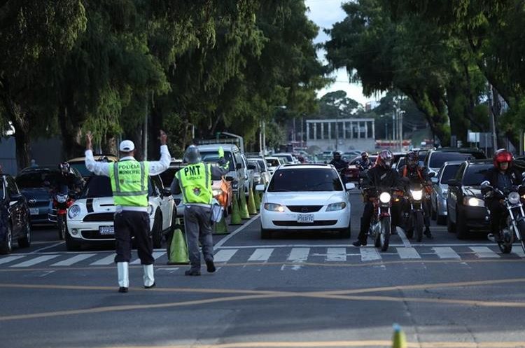 Automovilistas se quejan de que agentes de la PMT detienen mucho tiempo el tránsito en la 7a. avenida y calle Montúfar, zona 9. (Foto Prensa Libre: Esbin García)