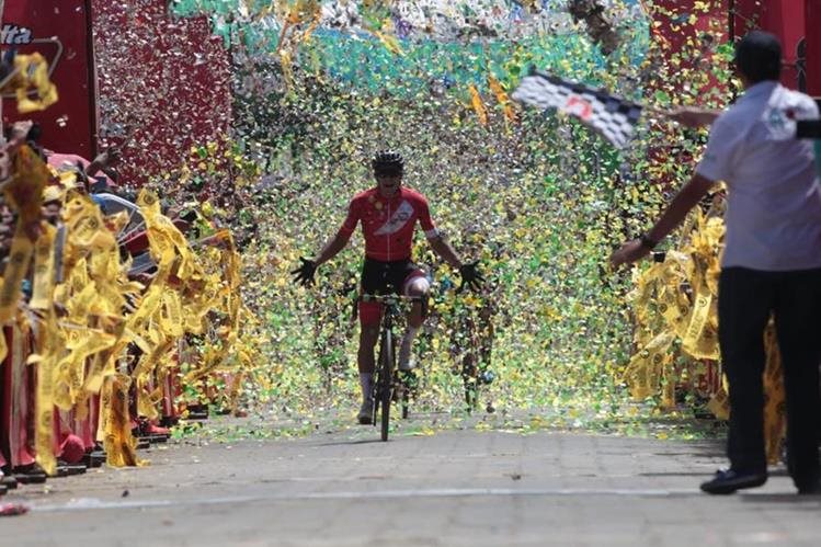 Alonso Gamero comienza su celebraciÃ³n despuÃ©s de ganar la novena etapa de la 58 Vuelta a Guatemala. (Foto Prensa Libre: Norvin Mendoza)