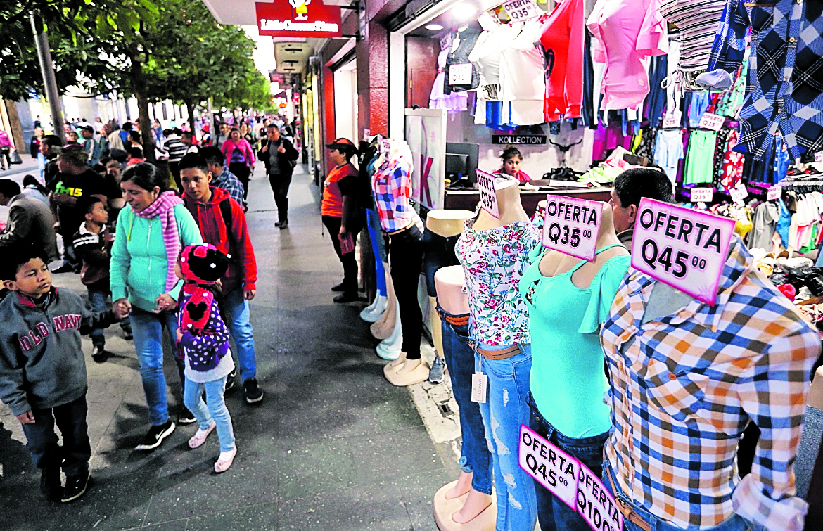Guatemaltecos abarrotan ventas informales por pago de aguinaldo. (Prensa Libre: Hemeroteca PL)