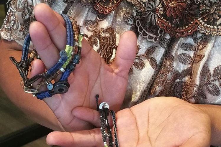 Cada juego de pulseras consta de tres unidades.Cada una contiene color verde que identifica que han sido elaboradas por mujeres cortadoras y productoras de café. (Foto, Prensa Libre: Rosa María Bolaños)