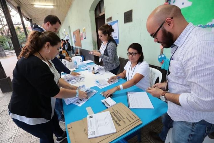 Momento en que mesas electorales empiezan conteo de votos de la Consulta Popular Guatemala 2018. (Foto: Hemeroteca PL)