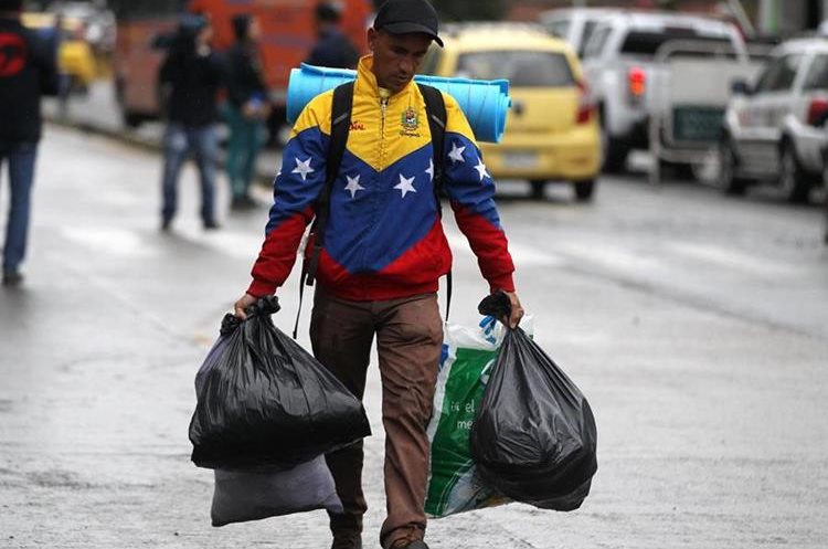 Ciudadanos venezolanos pernoctan en carpas y deambulan en las cercanías de la terminal de transporte de Cali (Colombia) desde hace varias semanas. (Foto Prensa Libre: EFE)