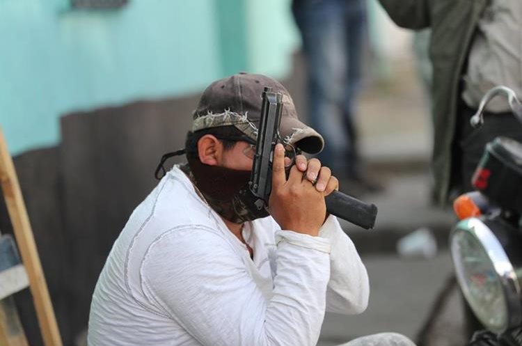 Patrulleros recorren las calles de Bárcenas, Villa Nueva. (Foto Prensa Libre: Érick Ávila)