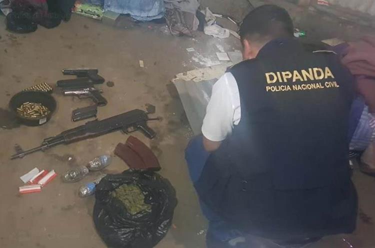

Investigadores analizan las armas localizadas en la casa de Rolando Enrique Galeno Canales, en San Lucas SacatepÃ©quez. (Foto Prensa Libre: CortesÃ­a PNC)
