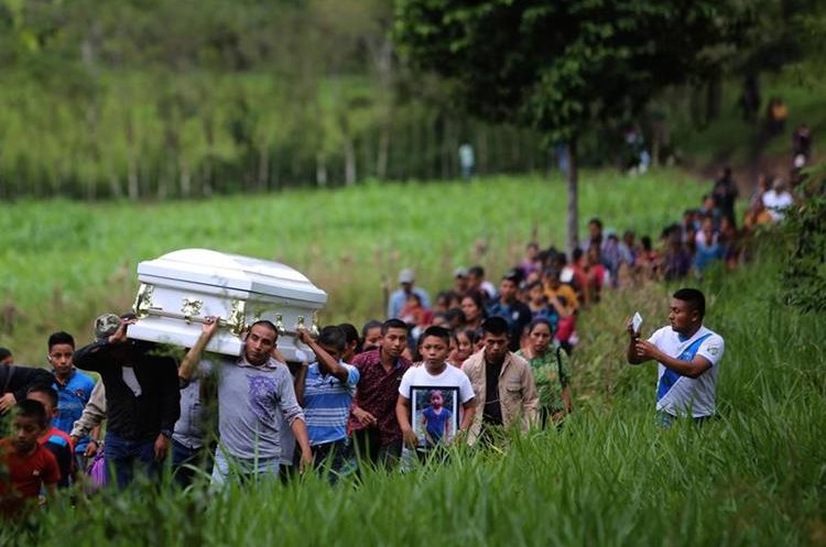 Jakelin Caal Maquín, 7 anni, fu sepolta a San Antonio Secortez, Alta Verapaz. (Foto Prensa Libre: EFE)