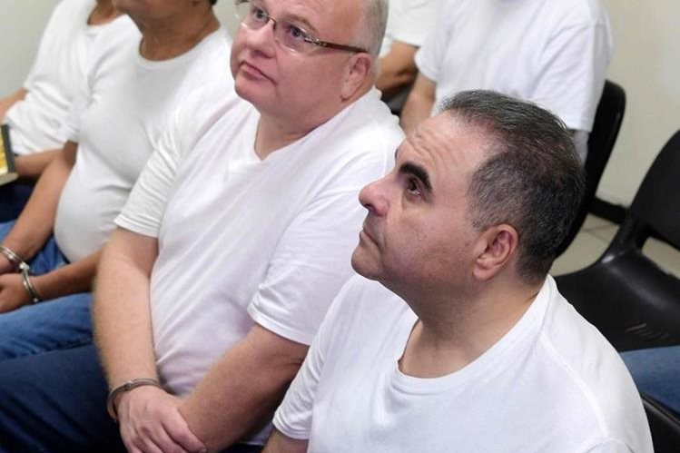 El expresidente salvadoreño Antonio Saca (primer plano) escucha la sentencia del tribunal. (Foto Prensa Libre: AFP)