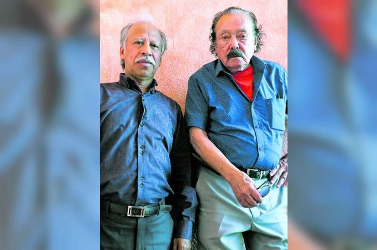 El maestro Julio Santos, director de "Sinfonía desde el Tercer Mundo", y Joaquín Orellana, compositor y escultor. (Foto Prensa Libre: Brenda Martínez)
